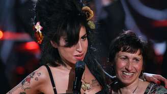 Amy e Janis Winehouse celebram vitórria na 50ª edição do Grammy Awards, no dia 10 de fevereiro de 2008