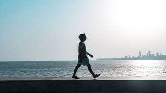 Caminhar em silêncio na natureza melhora o foco, reduz o estresse e equilibra corpo e mente; saiba mais sobre a prática