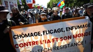 Slogans contra a IA foram exibidos na tradicional manifestação de Primeiro de Maio em Paris este ano. (01/05/2026)