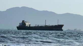 Navio ao largo do porto de Aden, onde o tráfego seguia estável depois que os houthis, alinhados ao Irã, afirmaram que suas forças realizaram ataques com mísseis e drones contra petroleiros sauditas. Iêmen, 23 de julho de 2026.