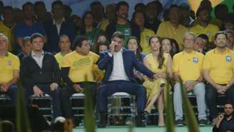 Flávio Bolsonaro se emocionou durante discurso por vídeo de Carlos Bolsonaro em evento do PL