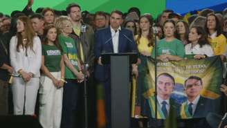 Flávio Bolsonaro faz discurso durante evento de sua candidatura à Presidência em São Paulo