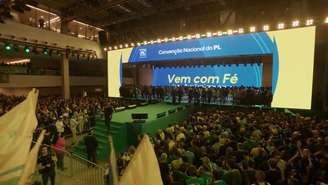 Palco lotado em evento do PL é alvo de bronca de apresentador