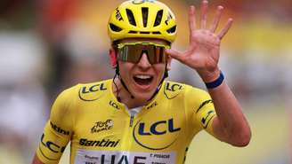O esloveno Tadej Pogacar celebra o fim da 21ª e última etapa do Tour de France, Paris, 26 de julho de 2026.