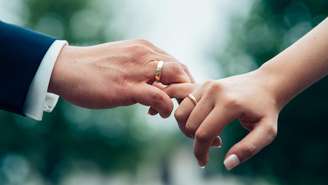 Descubra o significado das bodas de casamento, desde os festejos mensais do primeiro ano até as comemorações de décadas; veja a lista inteira