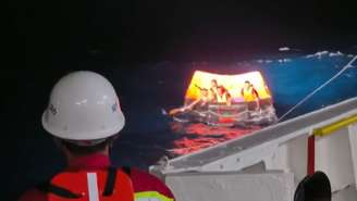 Dos 62 tripulantes, 39 foram resgatados; seis barcos e um helicóptero participam das buscas