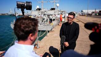 Primeiro-ministro britânico, Andy Burnham, responde à imprensa em 27 de julho de 2026 na Base Naval de Portsmouth, no sul da Inglaterra.