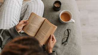Um cantinho de leitura bem planejado transforma qualquer espaço da casa em um refúgio de conforto e tranquilidade