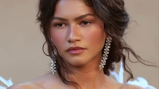Zendaya apostou em uma maquiagem leve, com blush em destaque e efeito natural na pele