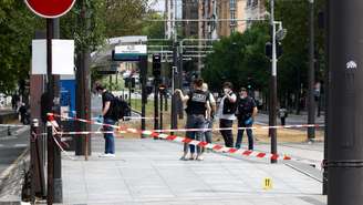 Policiais atuam no local de um ataque com faca perto da Porte de Clichy, em Paris, França, em 27 de julho de 2026.