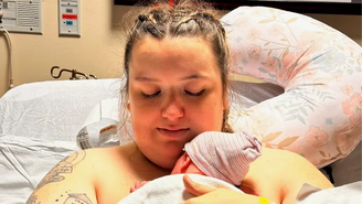 Marissa Layne com a filha logo após o nascimento