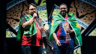 FUTEASY_10 (esq.), vencedor da divisão de consoles no PlayStation 5; e Rentao, vencedor da divisão mobile do mundial de eFootball