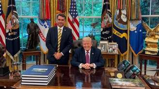 Flávio Bolsonaro publicou uma foto ao lado de Trump em maio deste ano