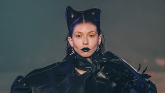 O hairstyling desenvolvido por Leoni ajudou a construir a identidade visual do desfile da Maldito Paris