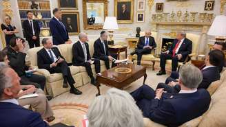 O presidente norte-americano Donald Trump (dir.) ao lado primeiro-ministro israelense Benjamin Netanyahu durante encontro na Casa Branca, em 28 de julho de 2026.