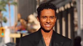 Jaafar Jackson vive um dos momentos mais marcantes da carreira. O cantor e ator, que completou 30 anos em 25 de julho de 2026, estreou no cinema ao interpretar o tio, Michael Jackson, na cinebiografia “Michael”. O longa chegou aos cinemas de todo o mundo em abril e marcou seu primeiro e, até o momento, único trabalho como ator.