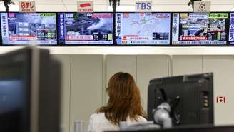 Telas de televisão em Tóquio mostram danos após um terremoto atingir a província de Kumamoto, no sul do Japão