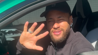 Neymar é visto dirigindo por Santos