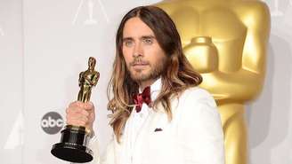 Jared Leto posa com o Oscar que venceu em 2014