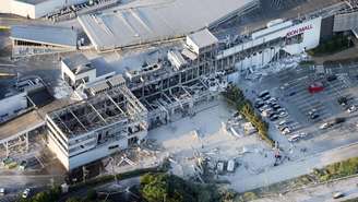 Vista aérea do shopping Aeon Mall parcialmente destruído pelo terremoto em Kashima, na província de Kumamoto, em 28 de julho de 2026.