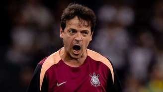 Diniz será julgado por tapa no braço do jogador do Athletico-PR e pode pegar suspensão de um a três jogos.