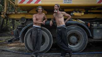 Os voluntários Tristan Arnoux (à direita, 22 anos) e Hadrien Hoffmann (à esquerda, 23 anos) diante de um caminhão-pipa durante uma pausa no reabastecimento de veículos menores e improvisados, usados ​​no combate a incêndios, perto de Lège-Cap-Ferret, no sudoeste da França, em 28 de julho de 2026.