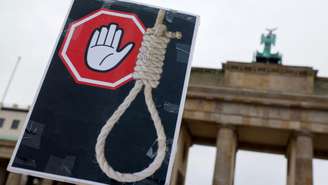 Cartaz contra a pena de morte durante uma manifestação contra o regime iraniano realizada em Berlim, em 10 de dezembro de 2022.