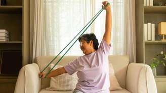 Confira exercícios para fazer em casa após os 60