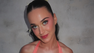 Katy Perry passa perrengue em show ao vivo