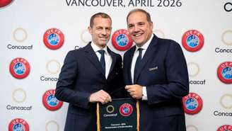 Aleksander Čeferin, presidente da UEFA (à esquerda), e Victor Montagliani, presidente da CONCACAF (à direita), em encontro realizado em Vancouver, Canadá - (