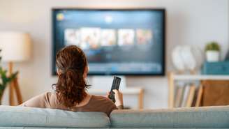 Assistir muita televisão pode afetar o cérebro? Estudo indica associação entre o hábito e alterações cerebrais mais de 20 anos depois
