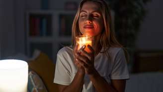 Descubra o impacto de dormir às 21h30 na sua saúde. Veja como a fisiologia do sono regula hormônios, reduz o estresse e ajuda a emagrecer