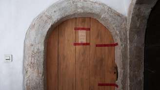 Esta fotografia mostra a porta do apartamento do casal em Orange, no sul da França, em 28 de julho de 2026, após a descoberta dos corpos de cinco bebês falecidos. A polícia francesa descobriu os restos mortais de recém-nascidos depois que a mulher deu à luz um bebê saudável em 27 de julho de 2026.