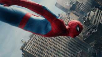 Cena do Homem-Aranha pulando sobre uma cidade