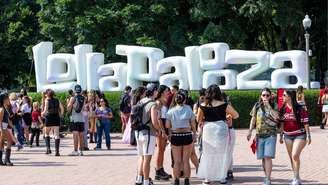 Fãs se reúnem na logo do Lollapalooza Chicago, em agosto de 2025 (Foto de Natasha Moustache/Getty Images)