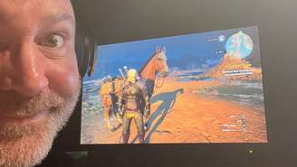 Dublador de Geralt em The Witcher 3 mostra foto gravando diálogos de Songs of the Past