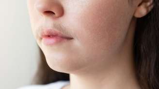 Cada vez mais mulheres têm questionado padrões estéticos e escolhido manter os pelos do buço como expressão de autonomia e liberdade sobre o próprio corpo