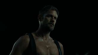 Mamilos de Alexander Skarsgård viralizam e roubam a cena no trailer de 'Wicker' (Divulgação)