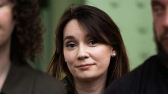 Xenia Fedorova, ex-diretora da RT France e comentarista da CNews, participa de sessão de autógrafos no Festival do Livro de Paris, em abril de 2025