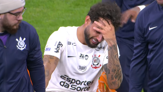 Yuri Alberto deixa o campo chorando
