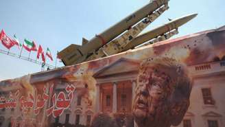 Um mural reproduz o rosto do presidente dos Estados Unidos, Donald Trump, ao lado de um sistema de mísseis iraniano na Praça Azadi, em Teerã, em 30 de julho de 2026.