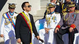 Daniel Noboa cercado por altos comandantes militares equatorianos