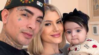 MC Guimê ao lado de esposa e filha