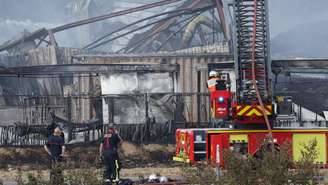 Bombeiros diante do depósito de resíduos industriais que pegou fogo em Gandrange, no leste da França, provocando o confinamento por algumas horas de cerca de 30 mil pessoas em 2 de agosto de 2026.