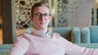 Alex West diz que se lembra dos meses após o nascimento de seus dois filhos como "cinzentos"