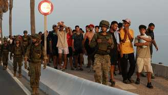 Militares escoltaram migrantes em Ceuta após as recentes travessias em massa de migrantes vindos de Marrocos