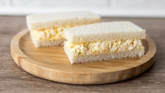 Aprenda a preparar o tamago sando, tradicional sanduíche de ovo japonês, e descubra o que faz dele um sucesso no mundo todo