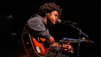 Daniel Caesar se apresenta no palco durante o show beneficente Artist for Aid no Shrine Auditorium and Expo Hall, em janeiro de 2026