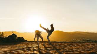 A capoeira reúne movimento, música e convivência, oferecendo ganhos para a saúde física e emocional em diferentes fases da vida