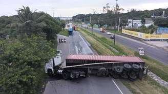 Carreta tombada na BR 101.